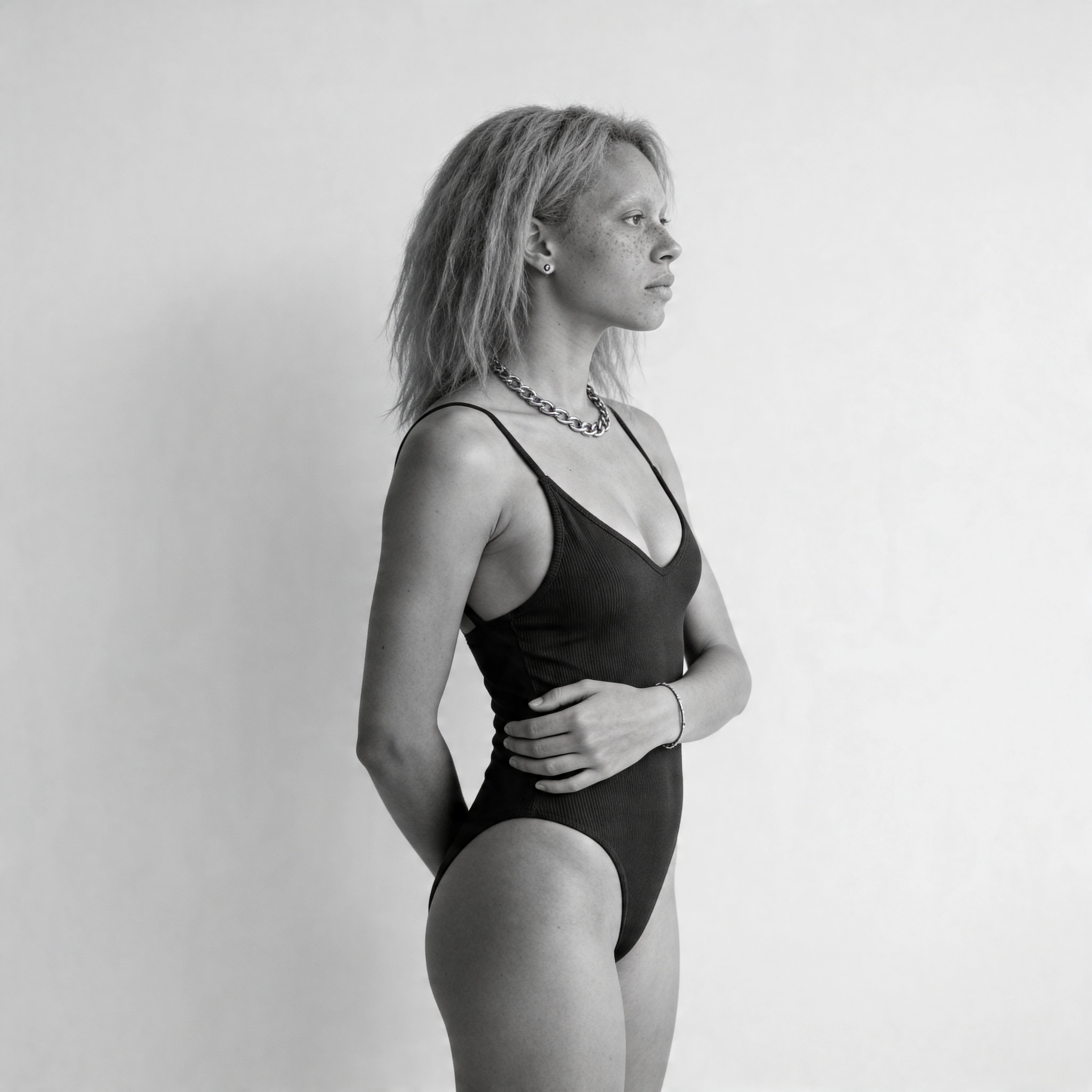 Fotorealistisches weibliches KI-Model im Body im schwarzweiß Stil in Seitenansicht, minimalistisches Fashion Porträt, Trickhouse KI-Model-Agentur