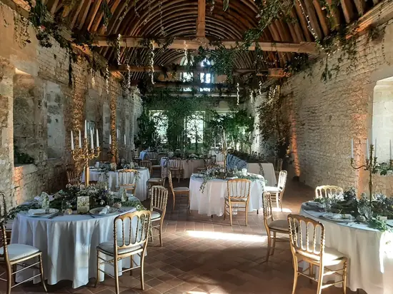 Salle de réception en pierre de l'abbaye Notre-Dame de Fontaine-Guérard dressée pour un mariage