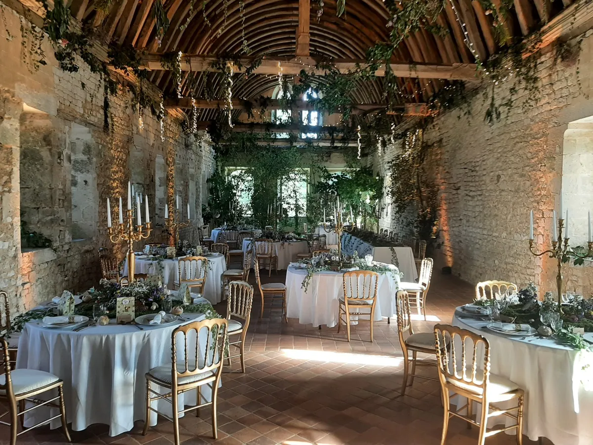 Salle de réception en pierre de l'abbaye Notre-Dame de Fontaine-Guérard dressée pour un mariage