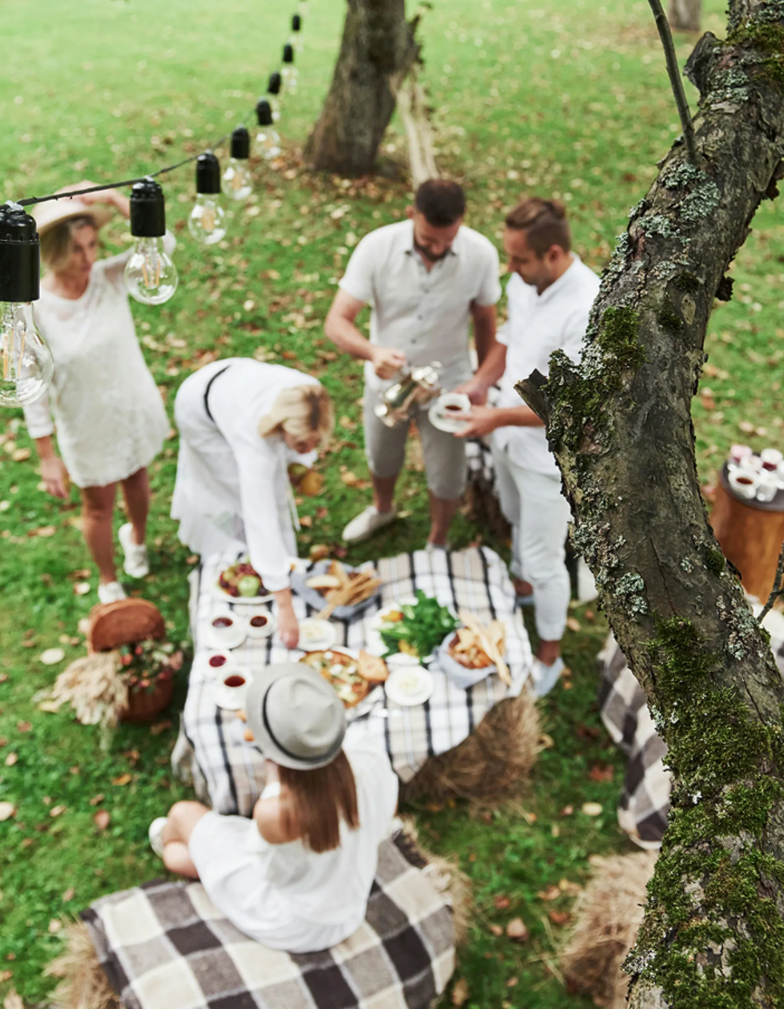 Pique-nique champêtre de mariage en plein air, table dressée sur ballots de paille par A Votre Goût.