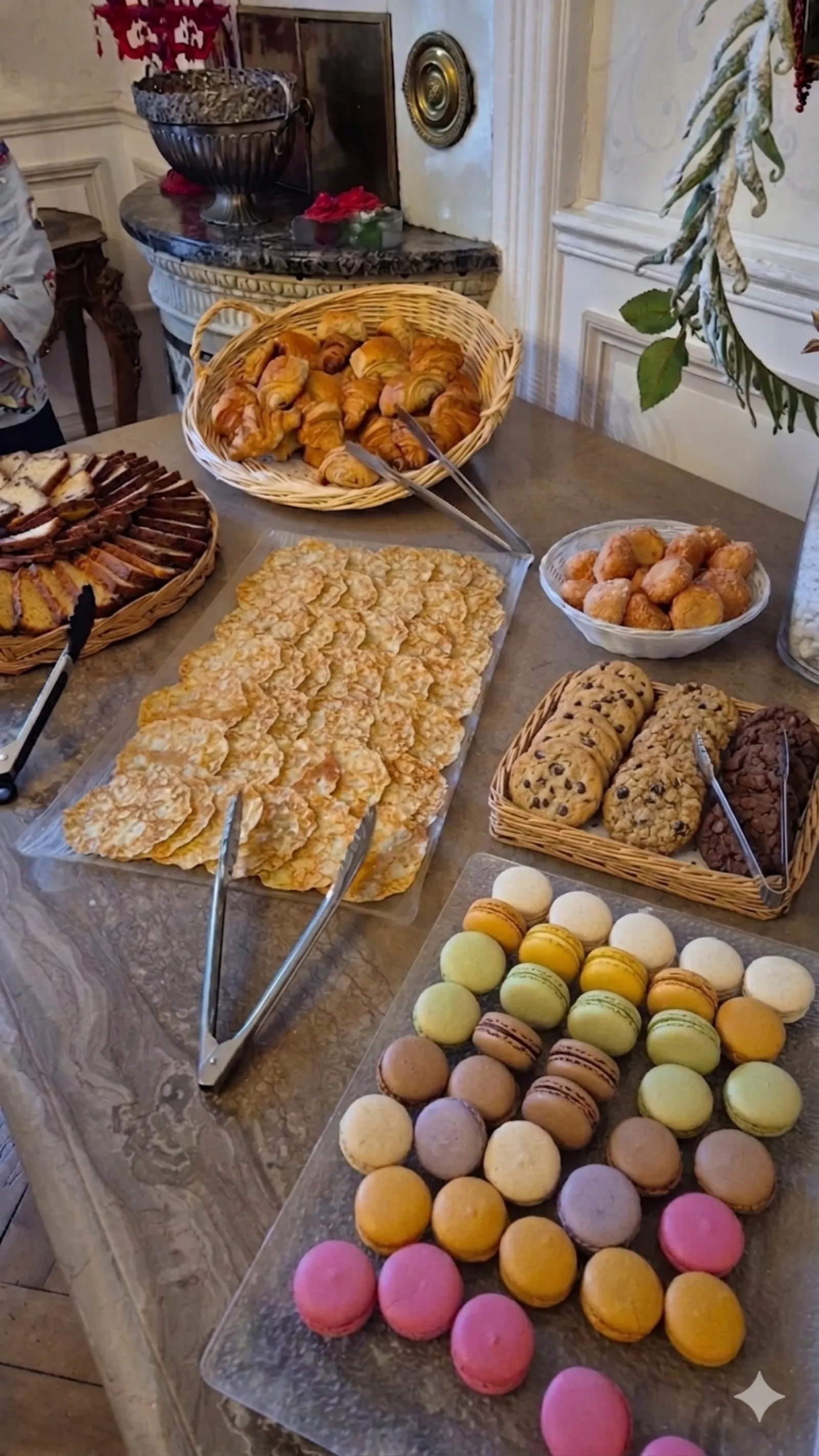 Brunch d'entreprise dressé par A Votre Goût avec viennoiseries, macarons et tuiles aux amandes.