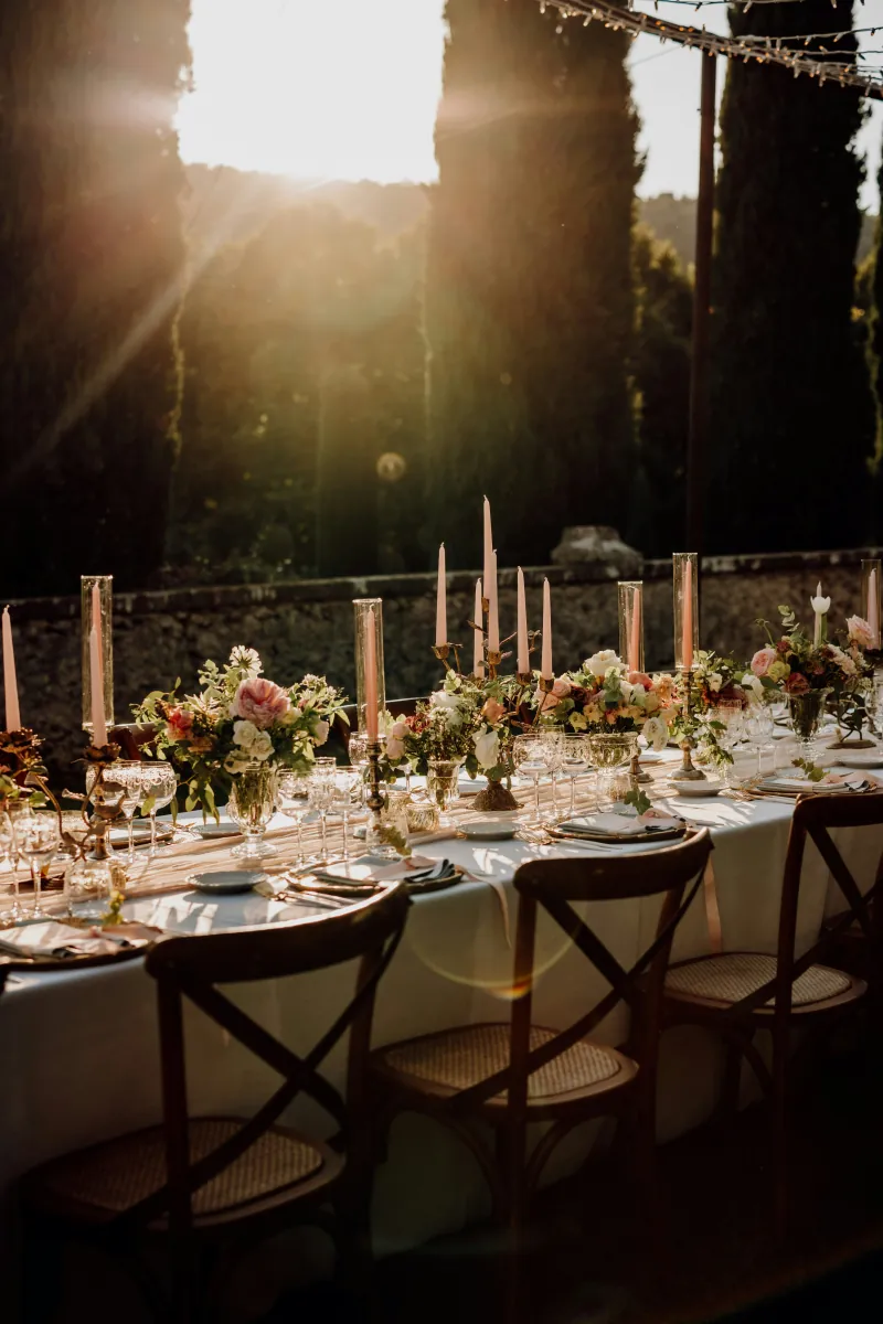 Réception de mariage A Votre Goût — table dressée en extérieur avec bougeoirs et fleurs.