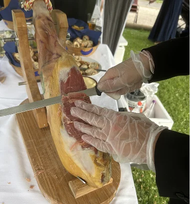 Atelier decoupe de jambon en direct lors d'un mariage