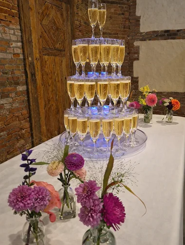 Pyramide de coupes de champagne pour mariage decor floral