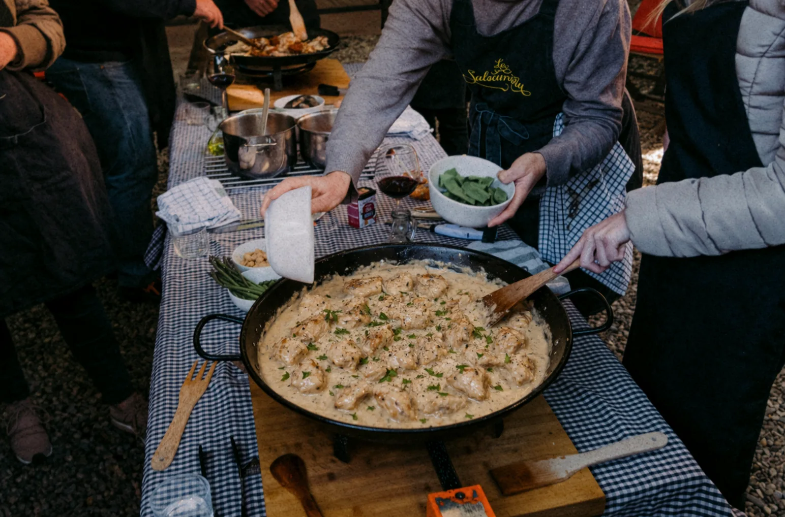 Plats à partager A Votre Goût — un plat unique et généreux pour anniversaires, PACS, séminaires.
