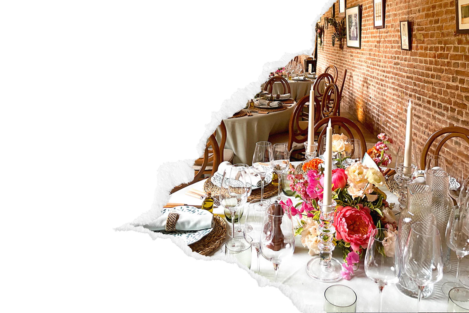 Illustration découpée façon papier déchiré dévoilant une table de réception fleurie sur fond noir — élément graphique décoratif.