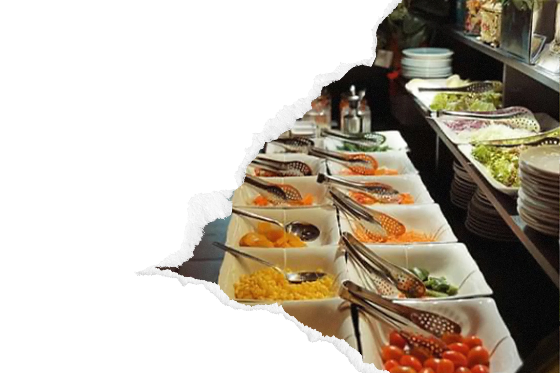 Bar à salades en libre-service avec bacs blancs alignés contenant crudités variées (carottes râpées, maïs, tomates cerises, légumes) et pinces de service pour buffet traiteur.
