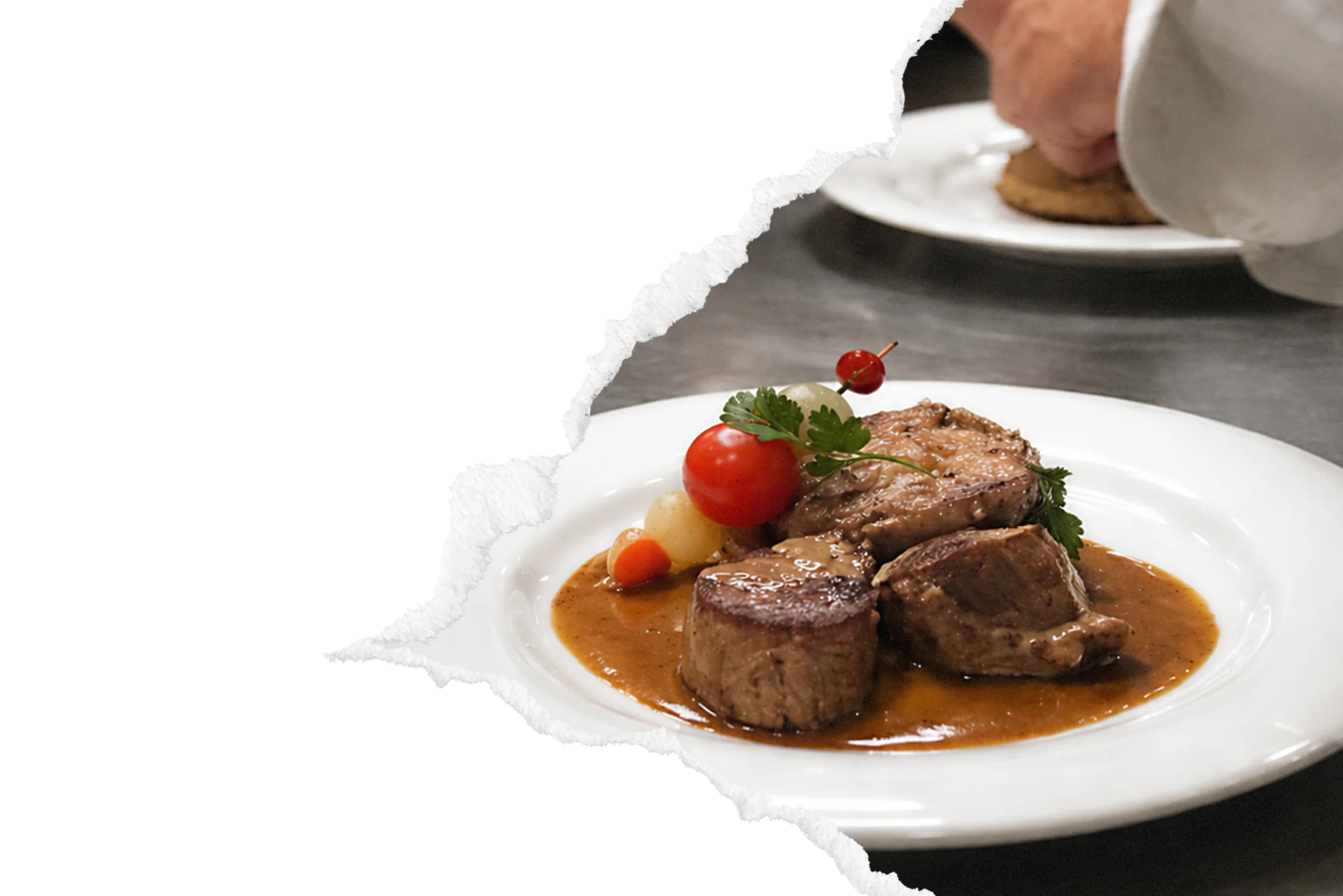 Plat dressé de tournedos de viande nappés de sauce brune avec tomates cerises et persil, présenté sur assiette blanche en composition éditoriale avec déchirure décorative noire.