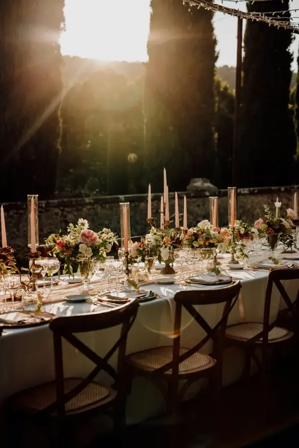 Réception de mariage A Votre Goût — table dressée en extérieur avec bougeoirs et fleurs.