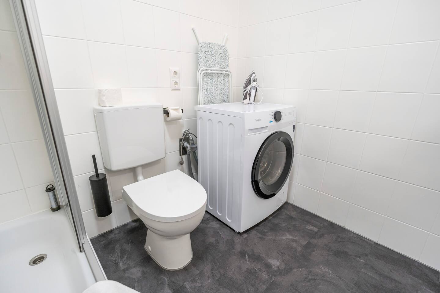 Badezimmer mit Waschmaschine