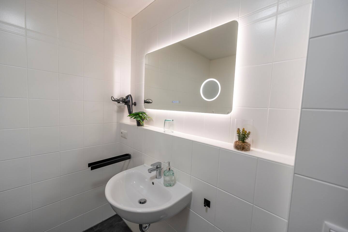 Badezimmer mit leuchtenden Spiegel