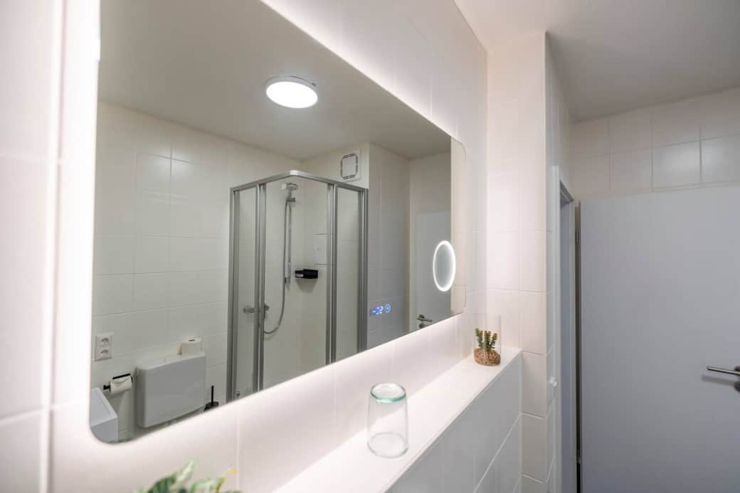 Komfortables Badezimmer mit Dusche