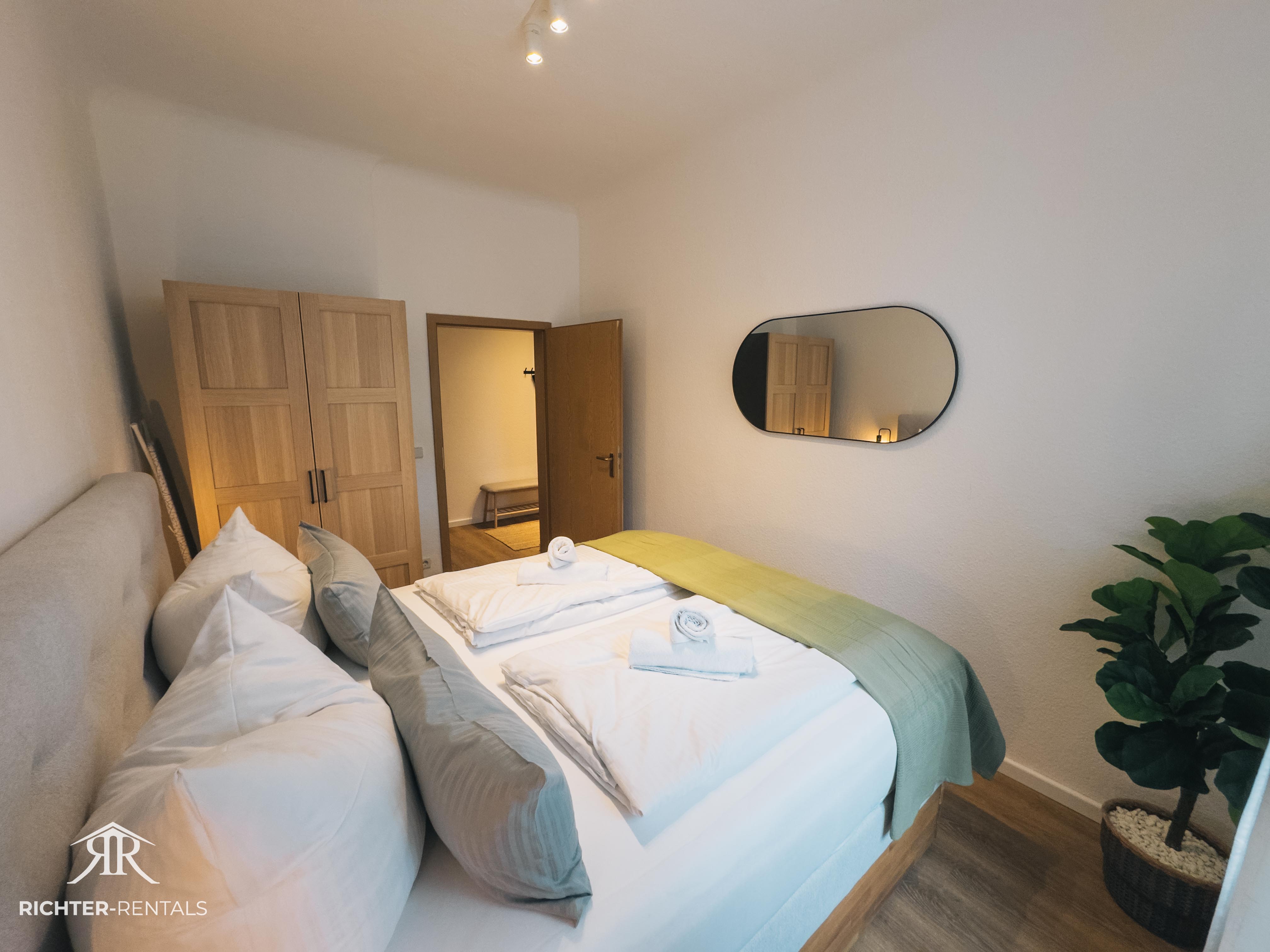 Modernes Schlafzimmer mit Schrank