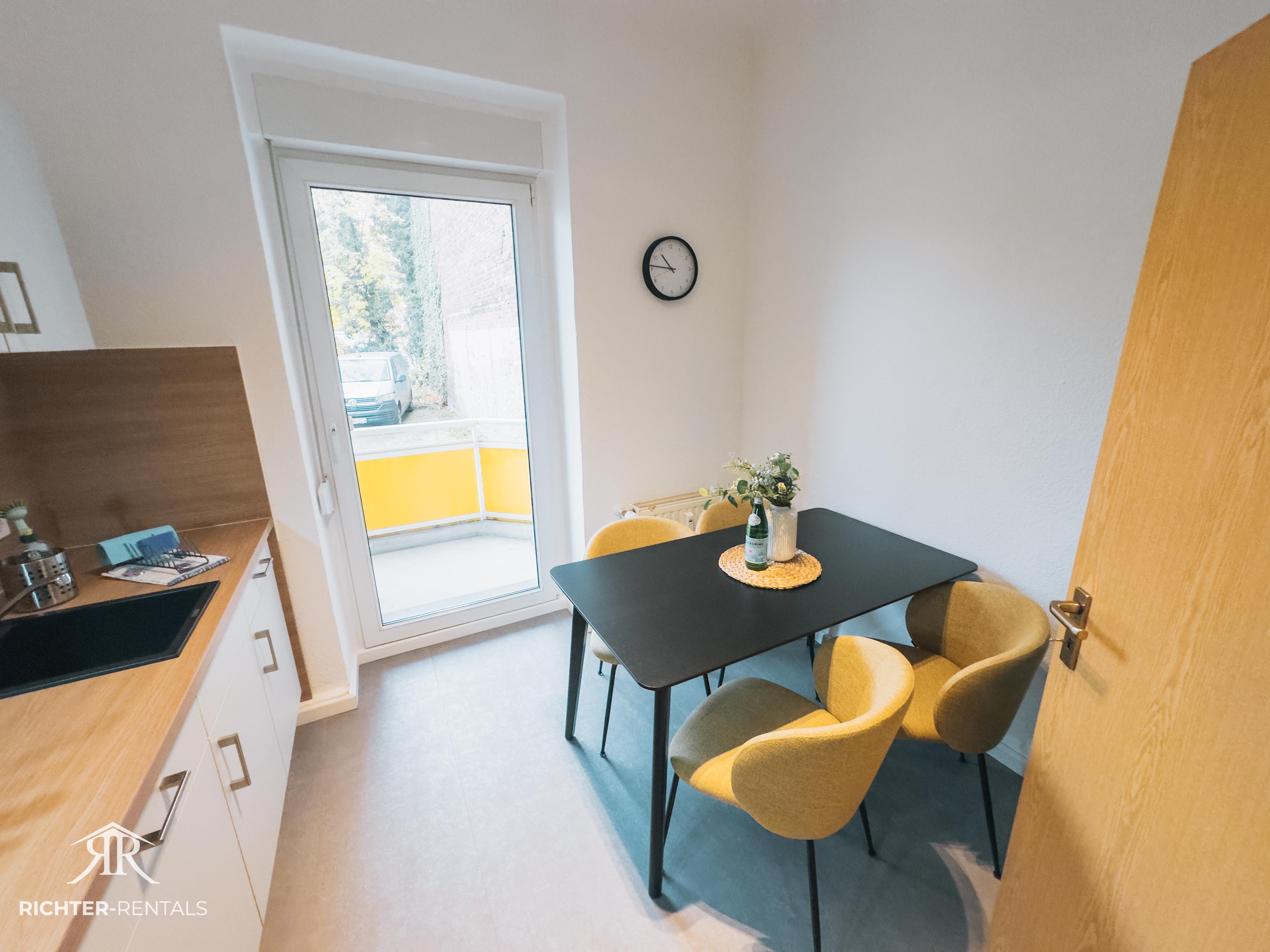 Küche mit Essbereich & Zugang zum Balkon