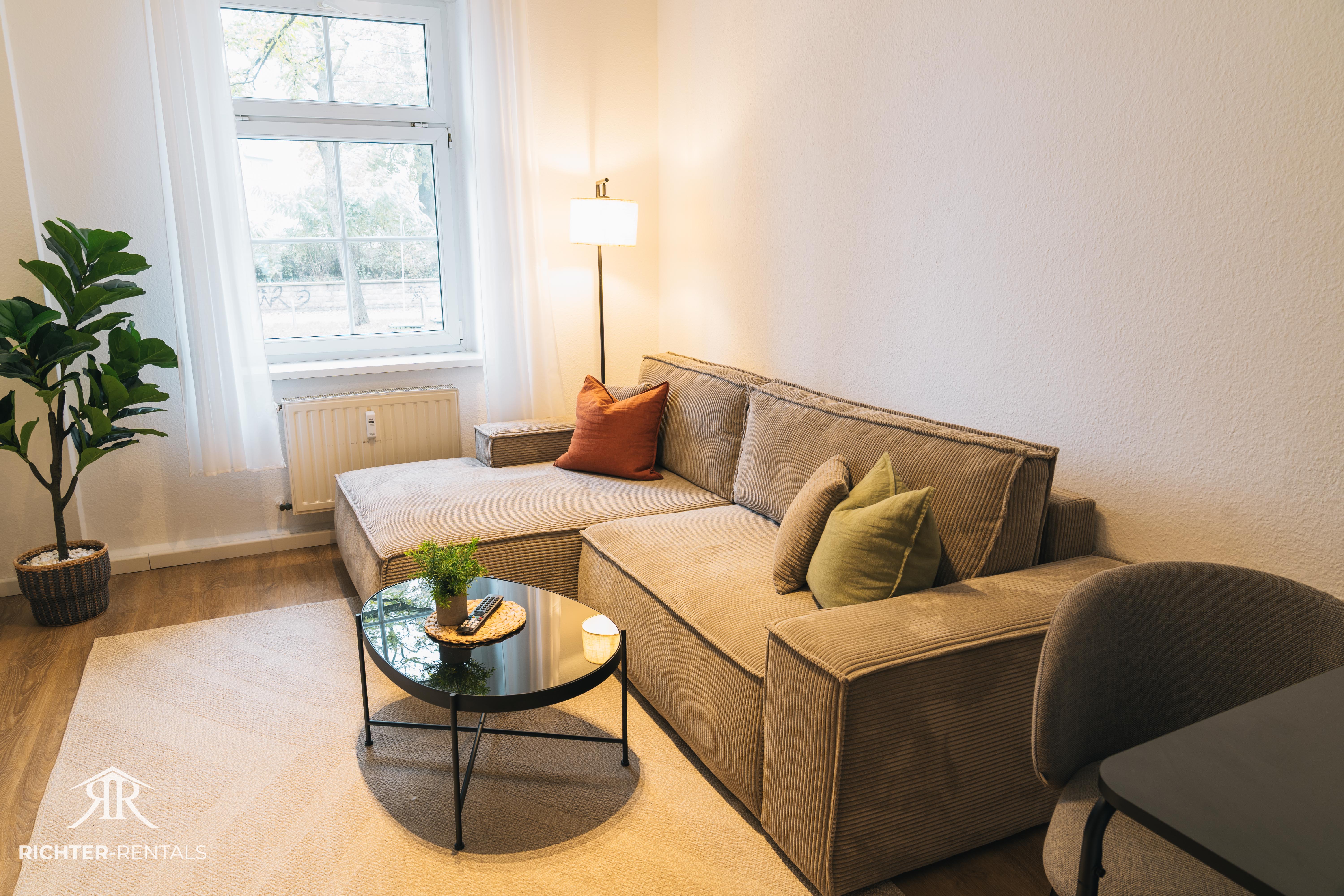 Wohnzimmer mit viel Tageslicht
