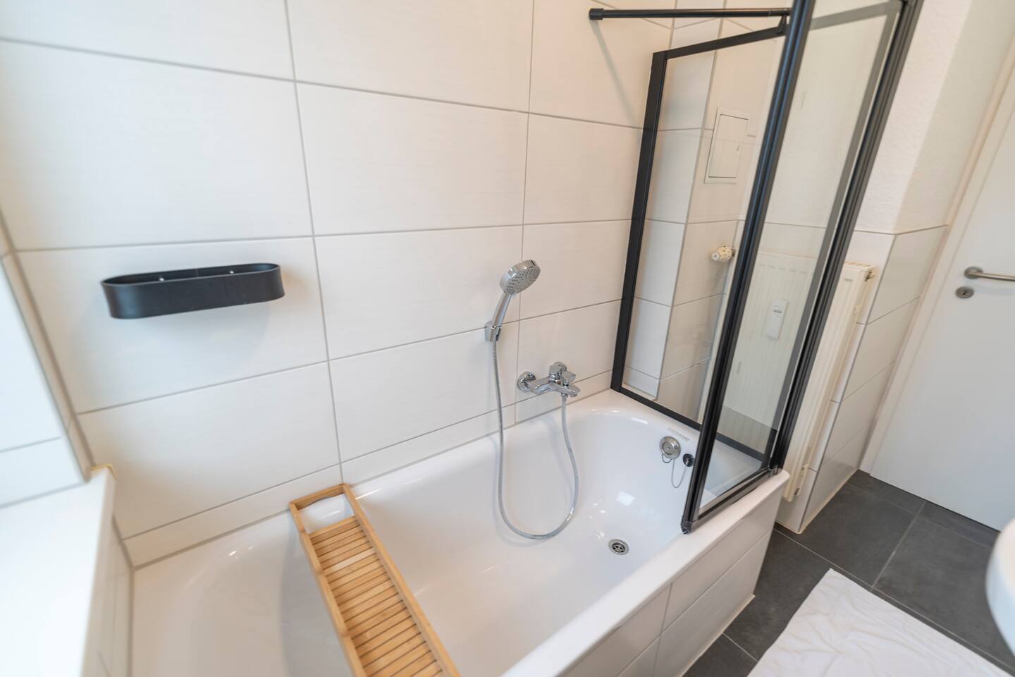 Bathtub with shower screen