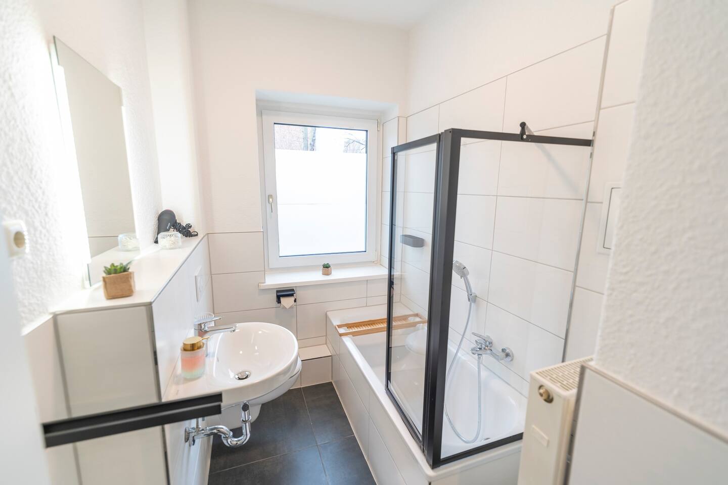 High-quality bathroom with bathtub