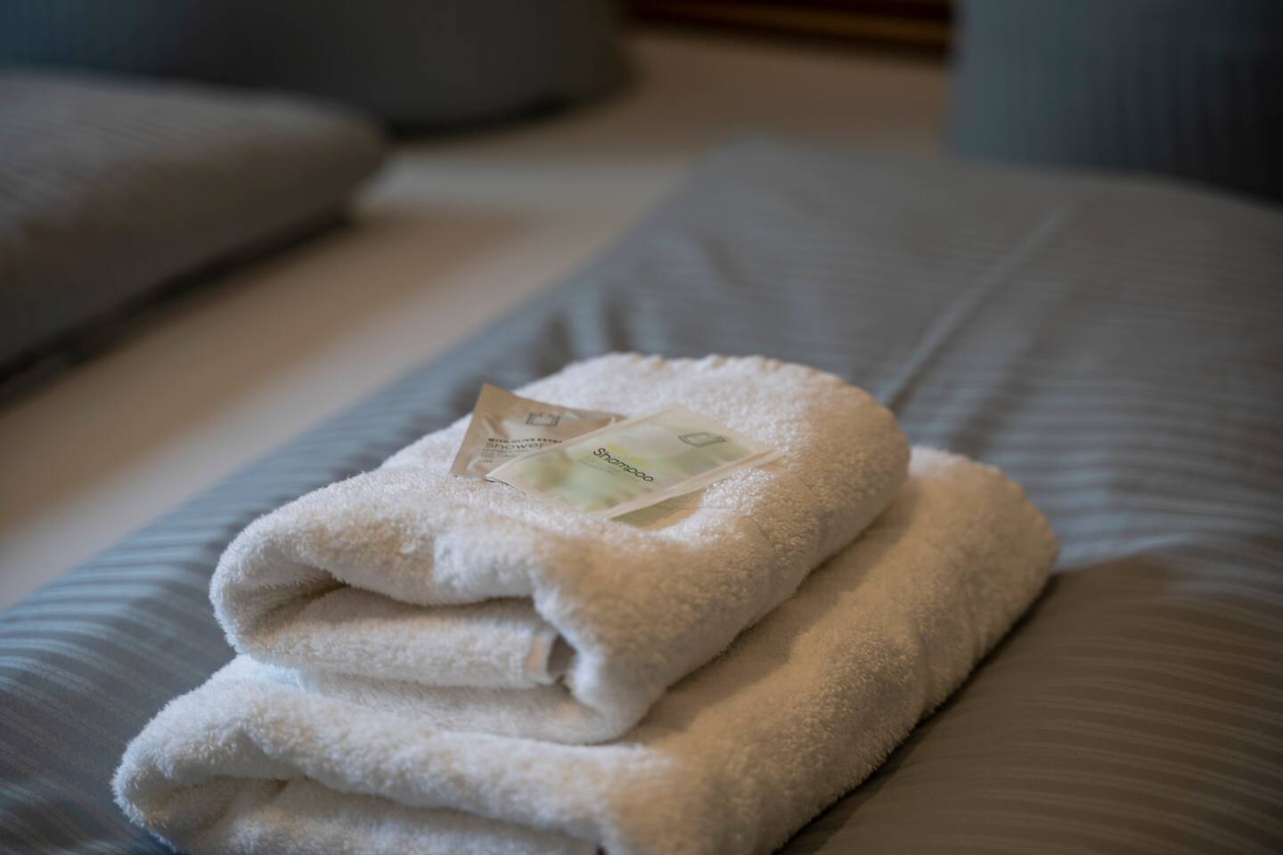 Bedroom with high-quality towels