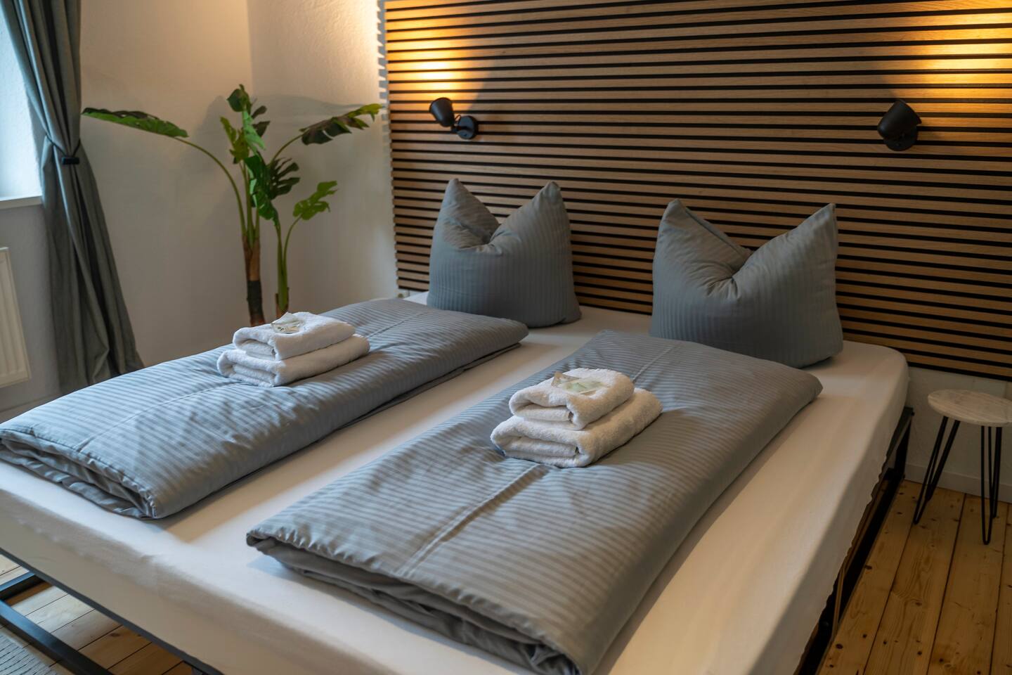 Modern double bed (180x200)