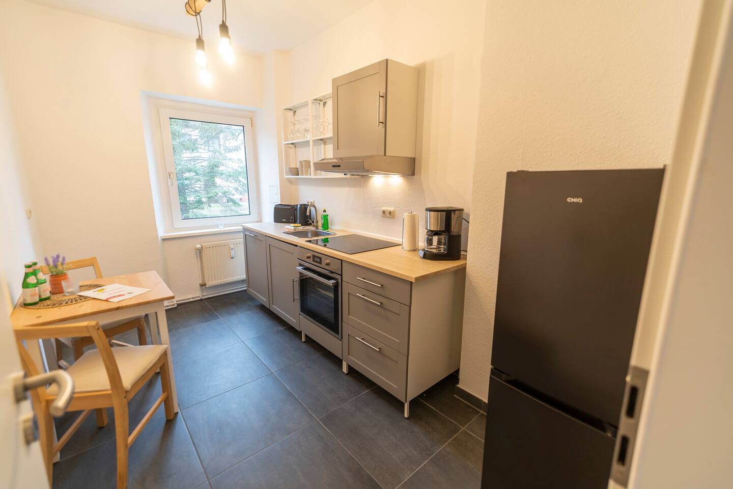 Kitchenette with dining table