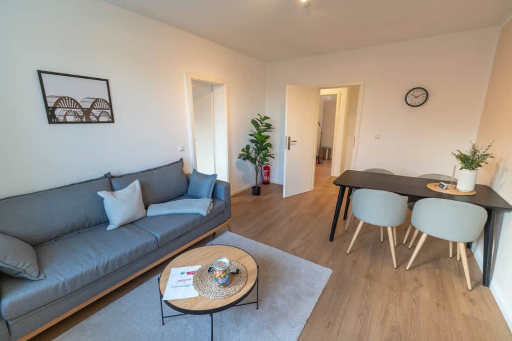 Wohnzimmer mit Esstisch