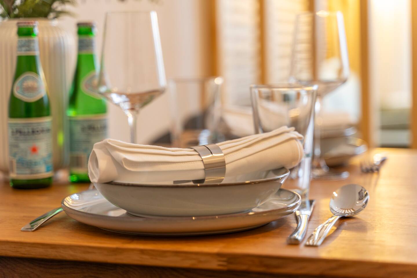 Dining table with great details