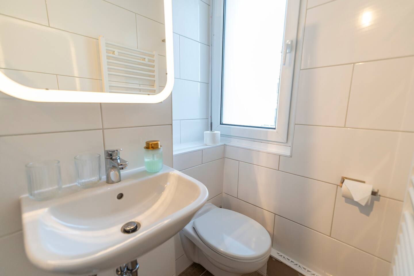 Modernes Badezimmer mit Fenster
