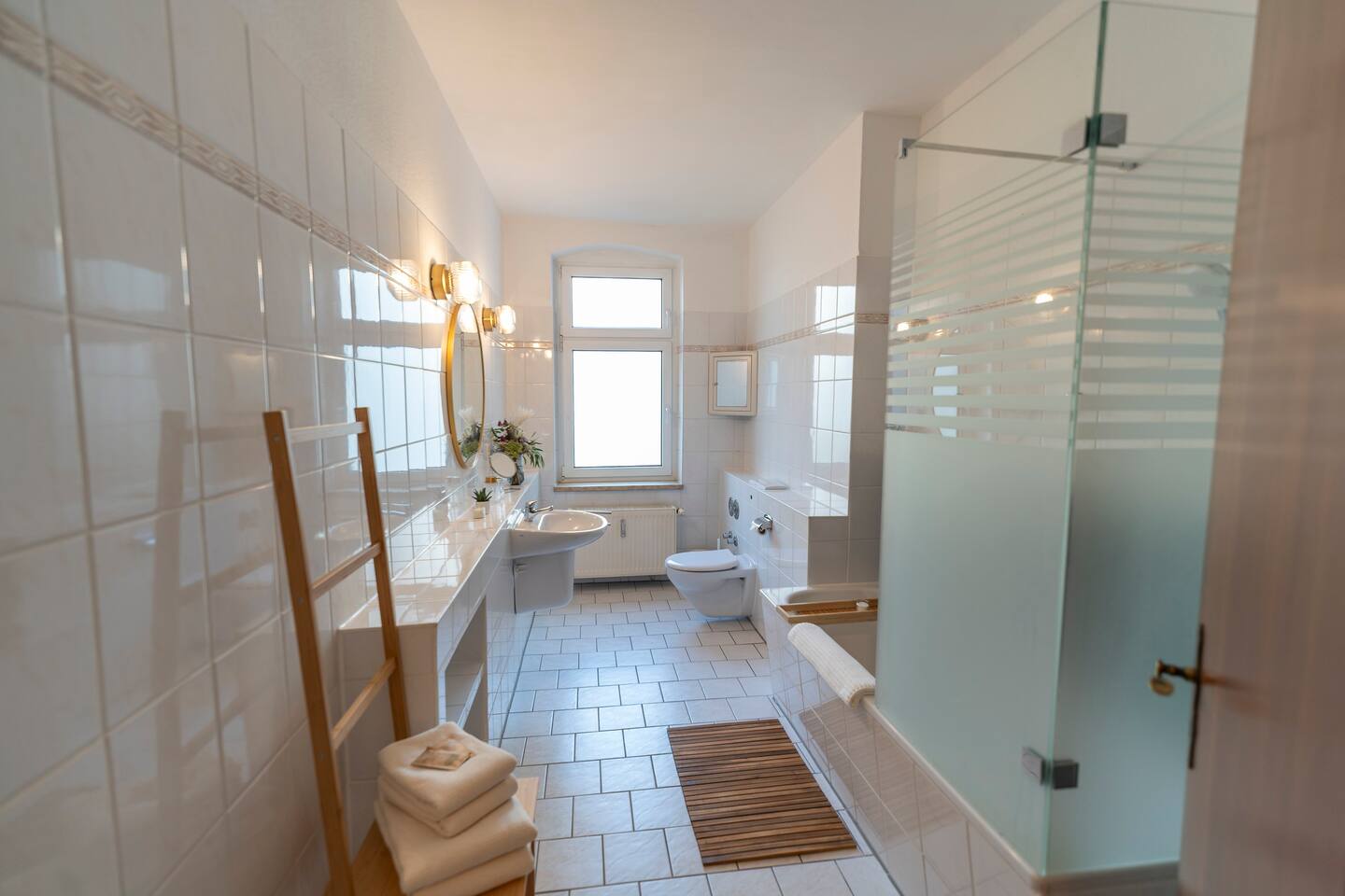 Large bathroom with shower tray