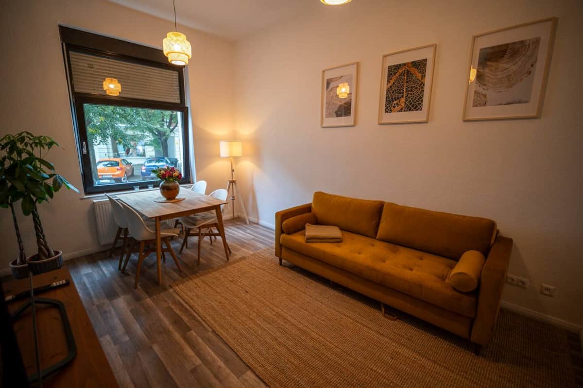 Gemütliches Wohnzimmer mit Schlafcouch & Essbereich