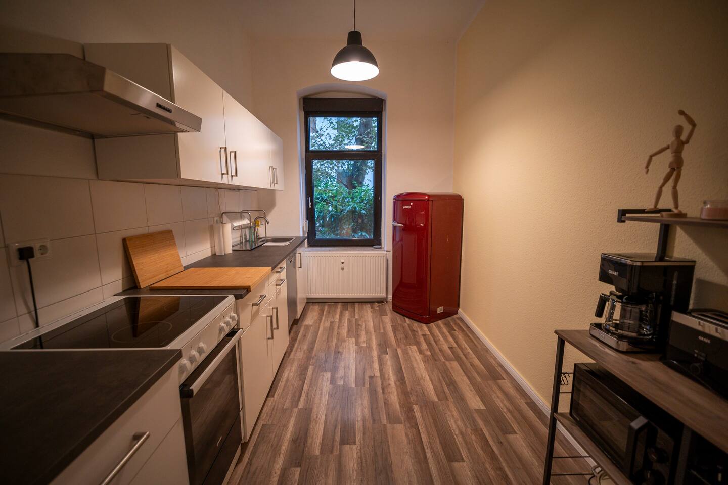 Fully equipped kitchen with freestanding fridge
