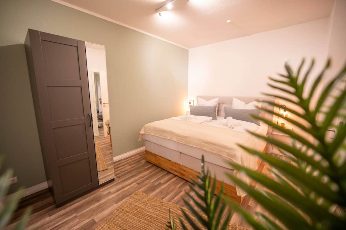 Schlafzimmer mit einem King-Size-Doppelbett (180x200), Schrank und Nachtschränken
