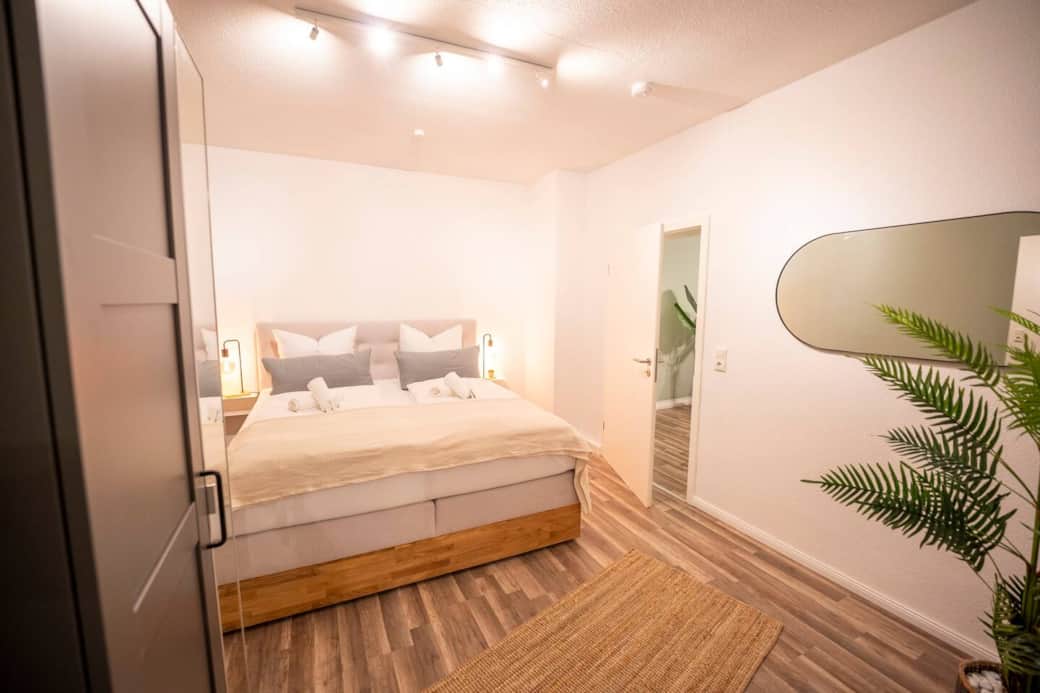 Bedroom with a king-size double bed (180x200)