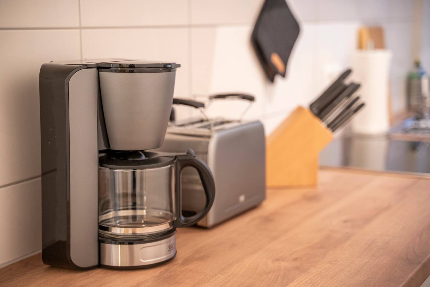 Kitchen with coffee machine, toaster and complete basic equipment