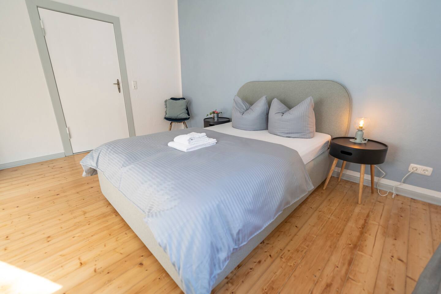 Queen-size bed (140x200) with bedside table and bedside lamp