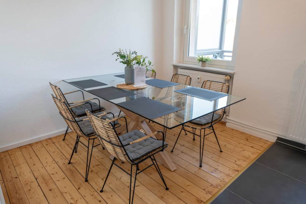 Dining table - space for 6 people