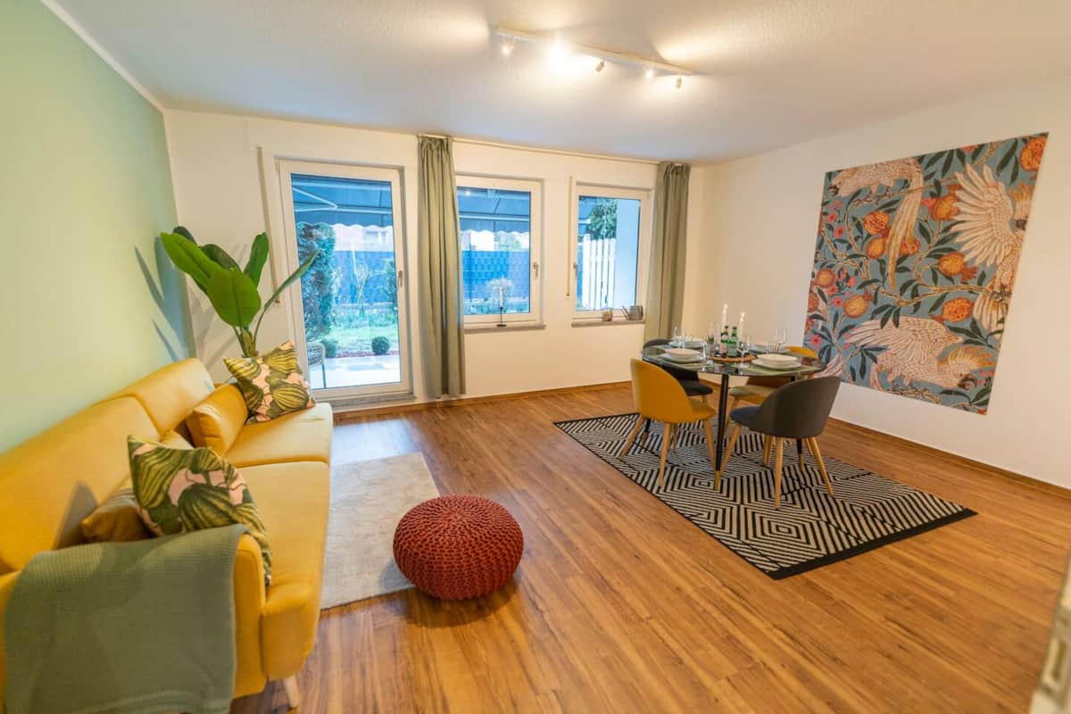 Wohnzimmer mit Schlafcouch und Essbereich
