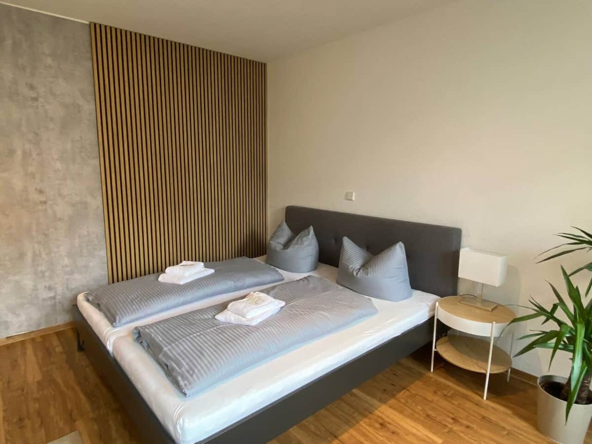 Schlafzimmer mit einem Doppelbett (180x200) und tollen Highlights