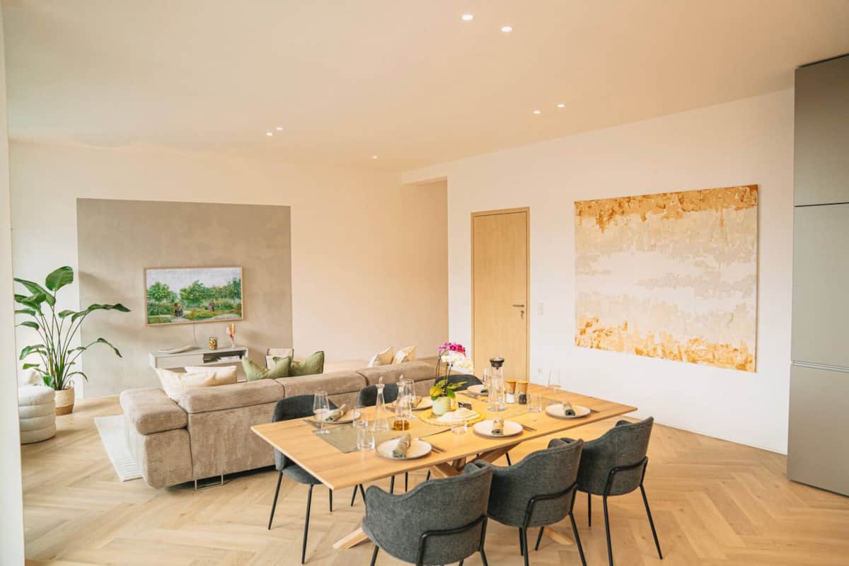 Spacious living area with a dining table (space for 6 people)
