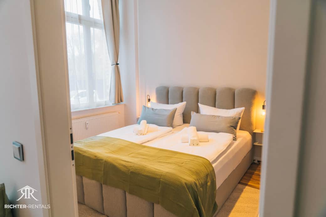 Bedroom - king-size double bed 180x200