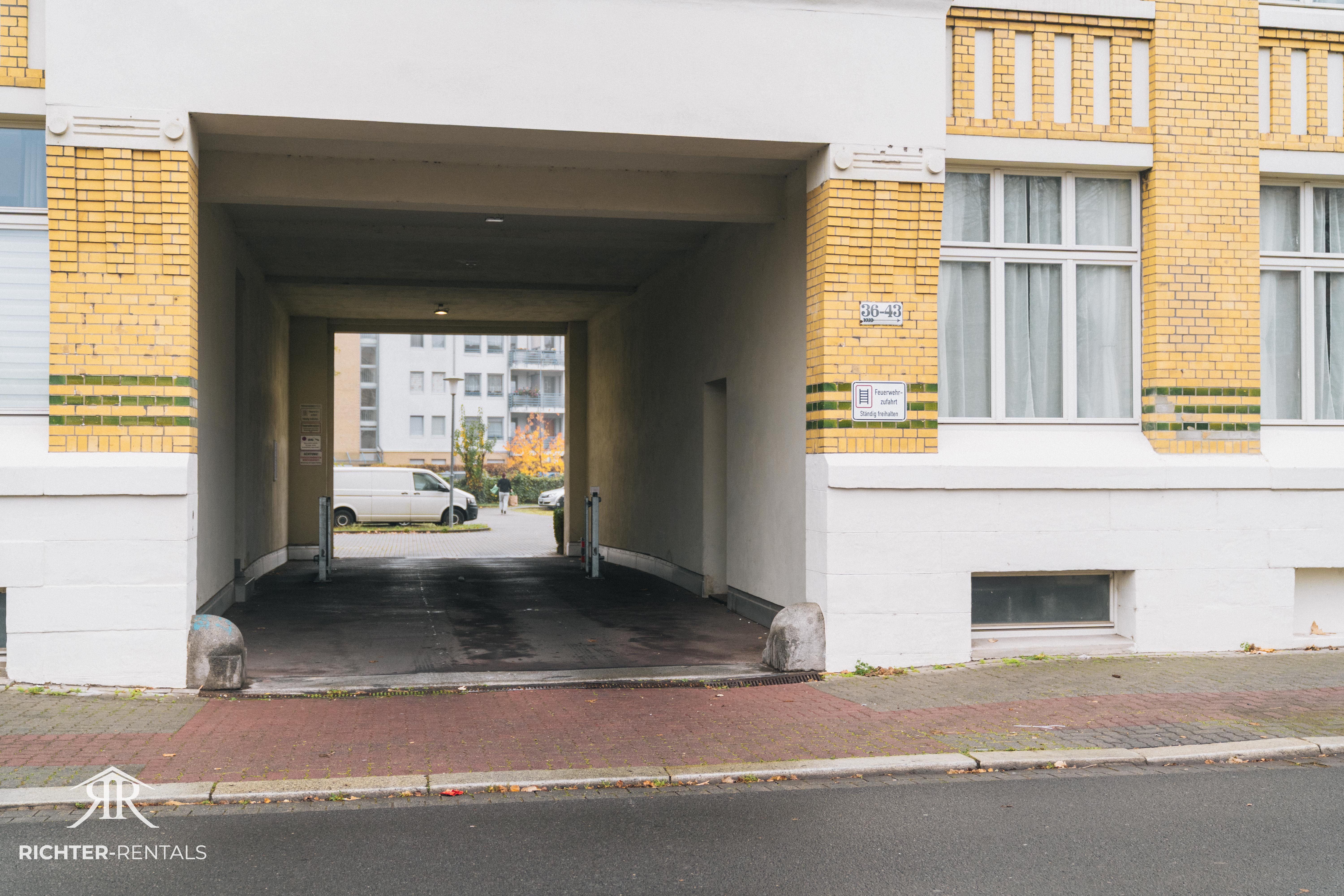 Außenansicht - Einfahrt zum Parkplatz