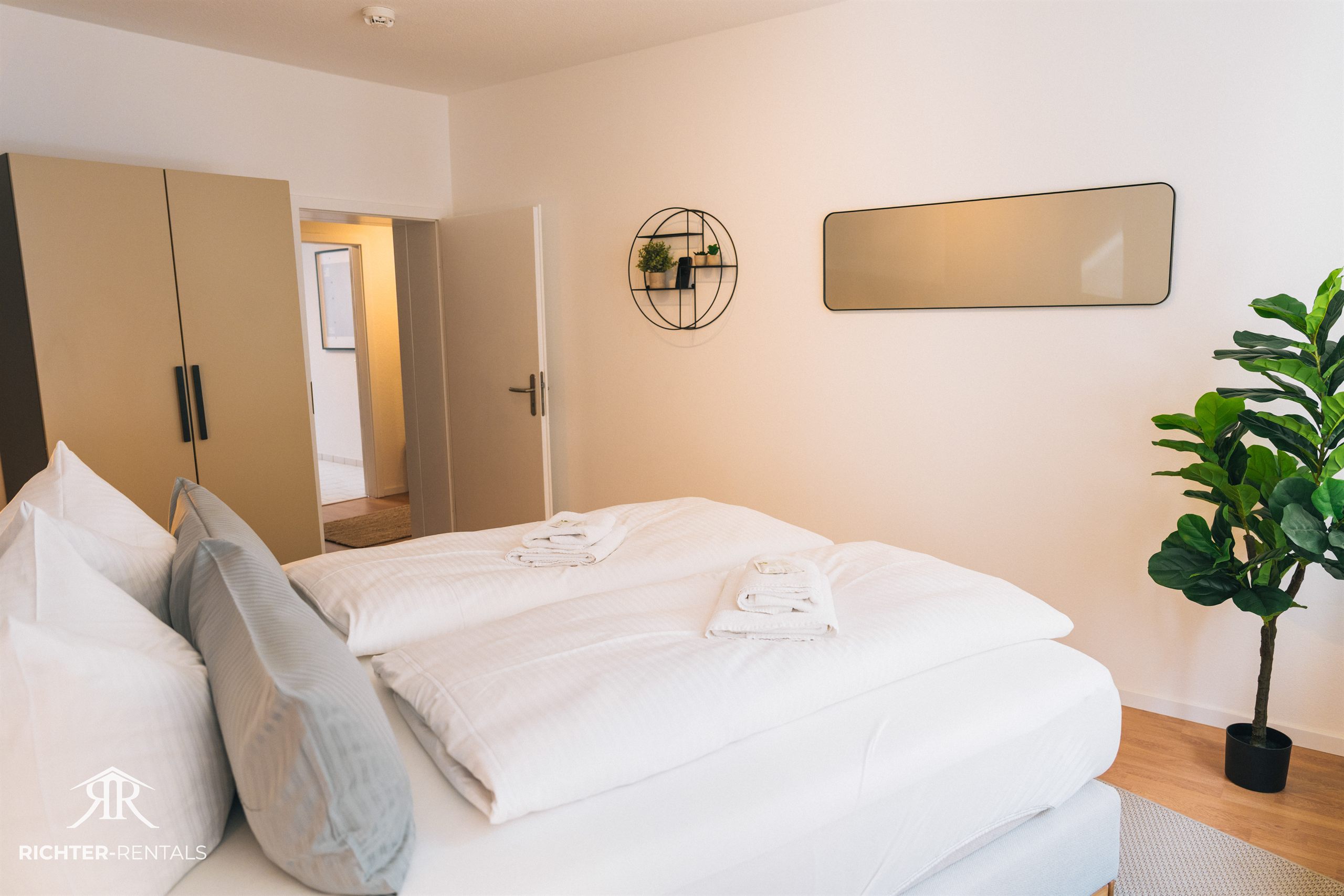 Schlafzimmer mit großem Schrank