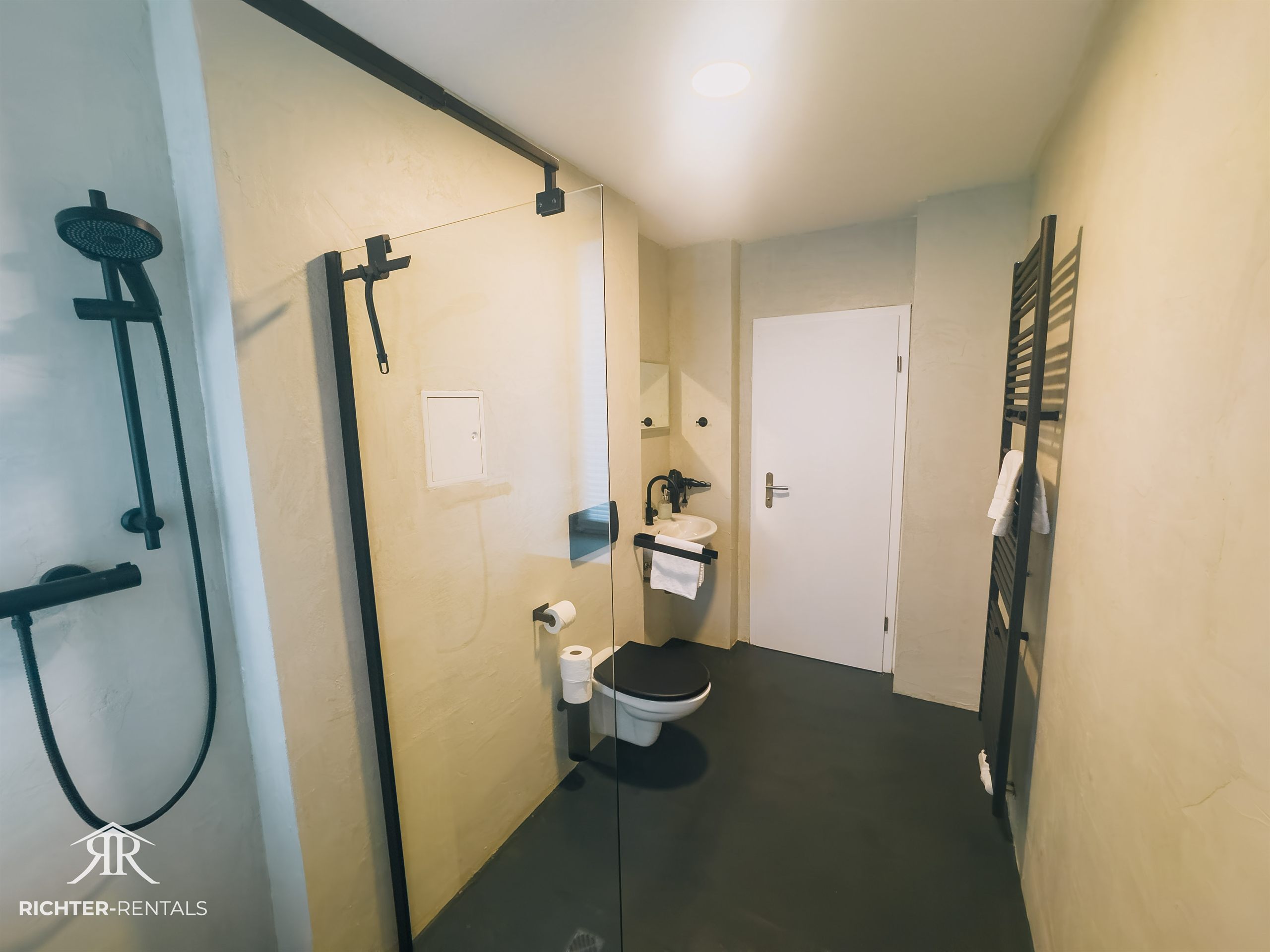 Badezimmer mit bodentiefer Dusche