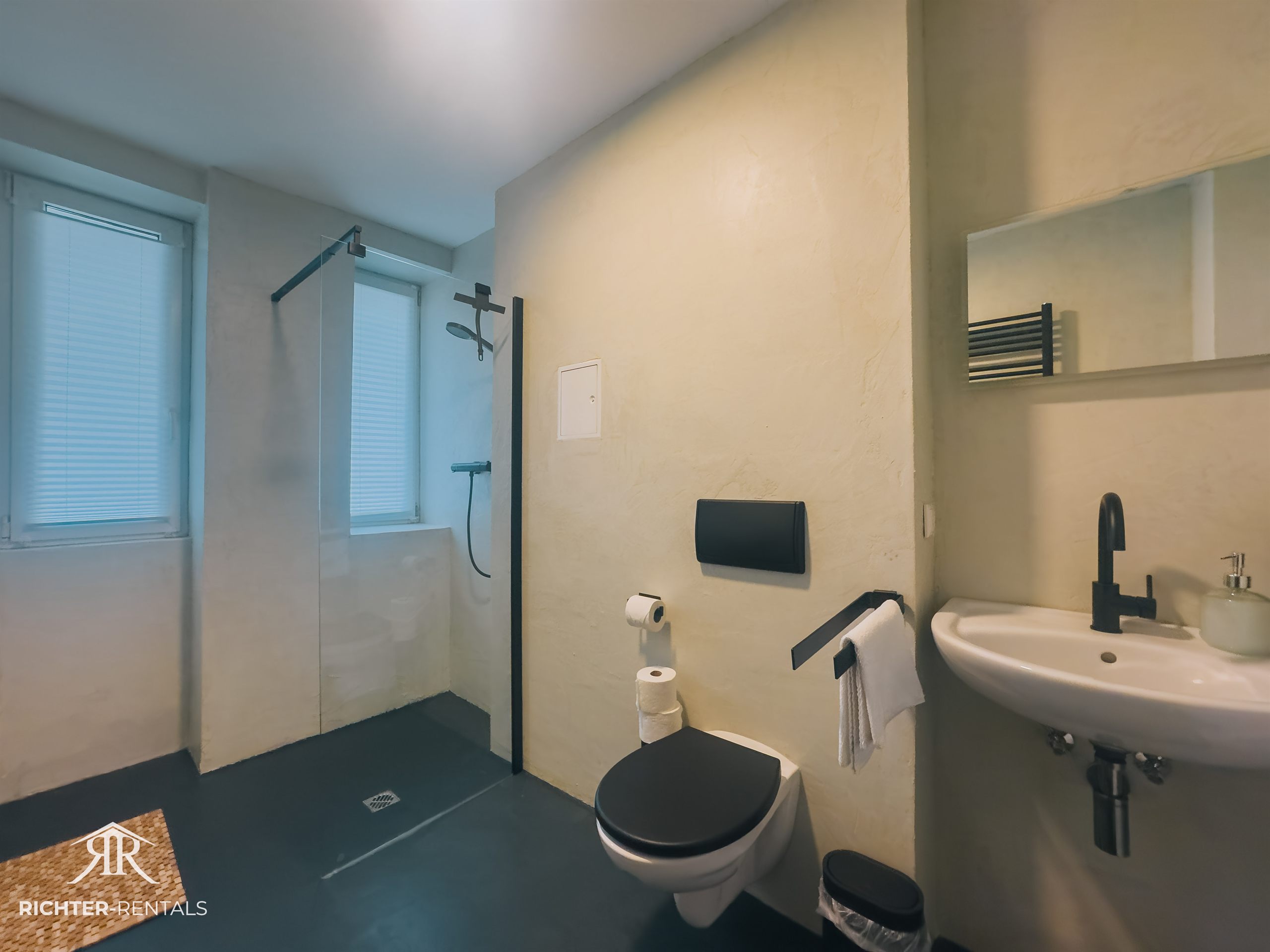 Badezimmer mit bodentiefer Dusche