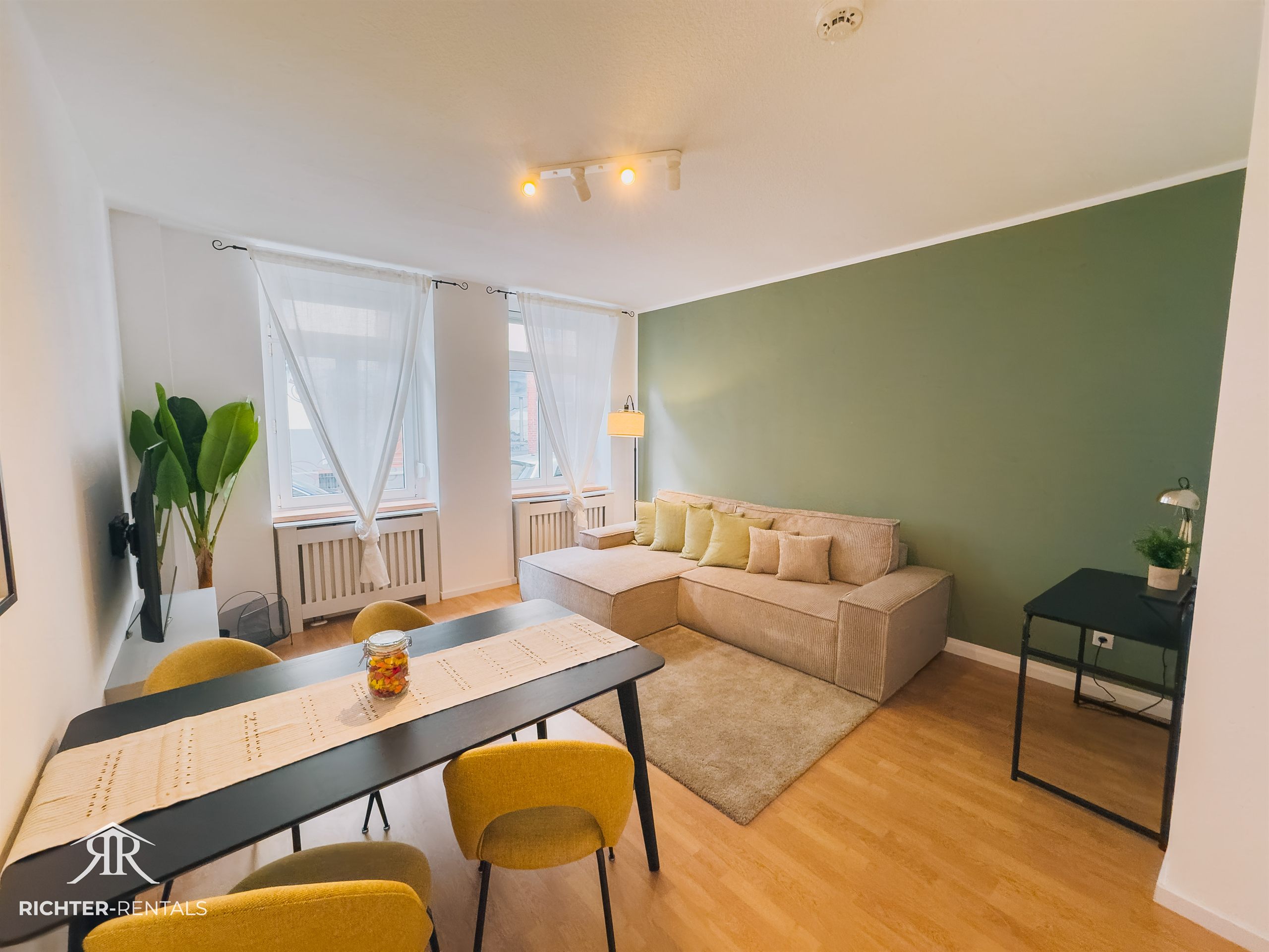 Wohnzimmer mit Esstisch und Sofa