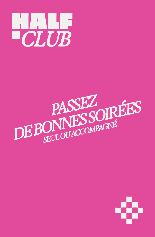 Fond rose avec le texte blanc 'Half Club' en haut à gauche et 'Passez de bonnes soirées seul ou accompagné' au centre, avec un petit motif carré en bas à droite.