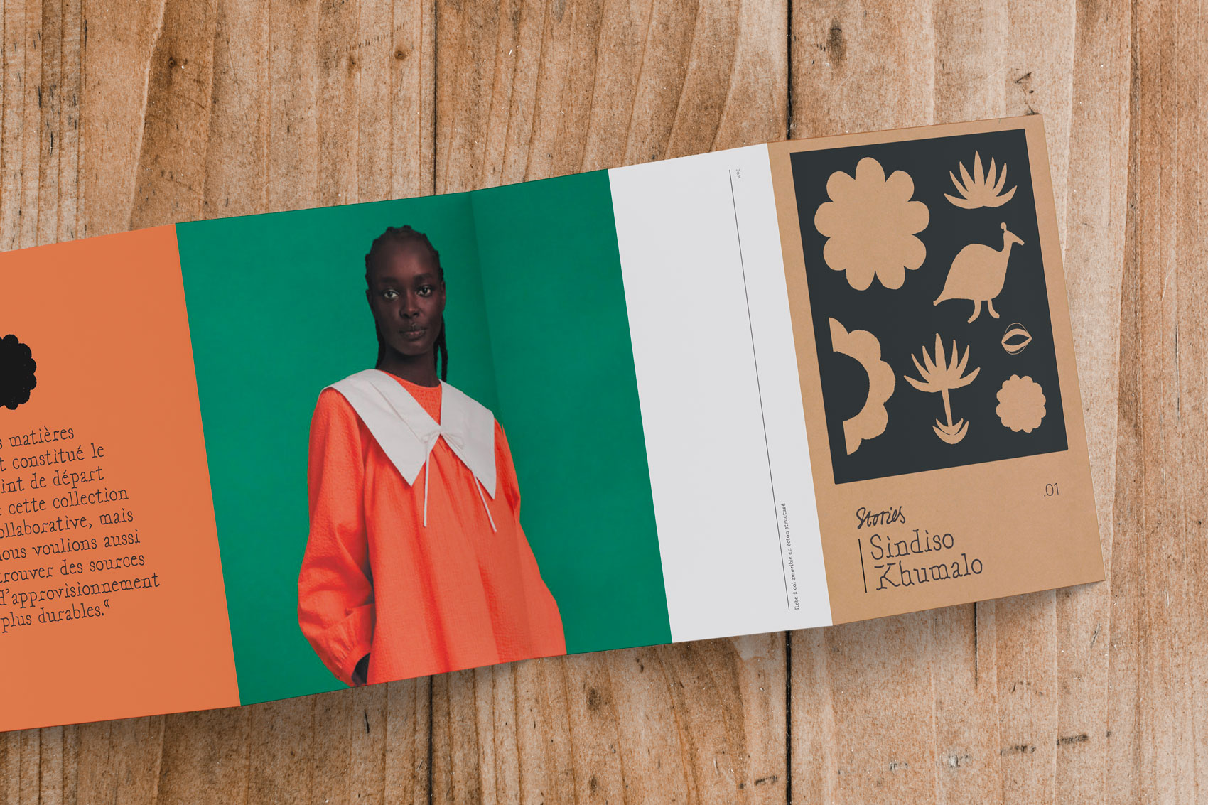 Page de magazine ouverte montrant une femme noire portant une robe orange avec un grand col blanc, fond vert, texte en français et illustrations florales en brun et noir.