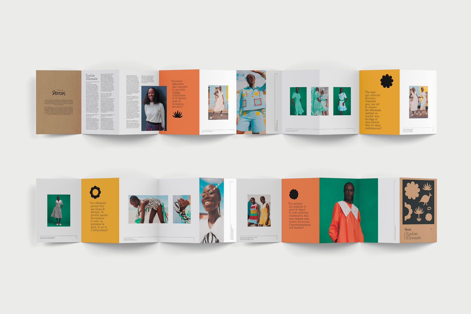 Dépliant ouvert montrant une collection de mode avec photos de mannequins portant des vêtements colorés, accompagnées de textes en français sur fond orange et blanc.