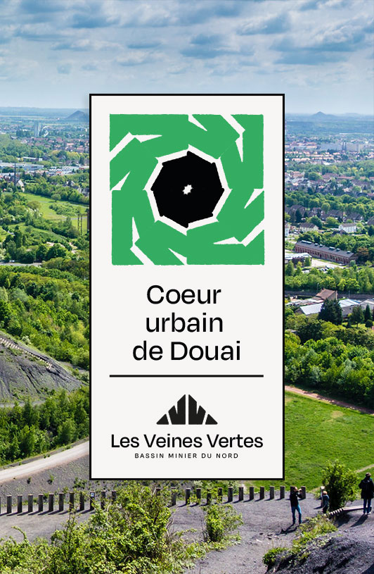 Vue aérienne urbaine de Douai avec un panneau indiquant Coeur urbain de Douai, Les Veines Vertes.