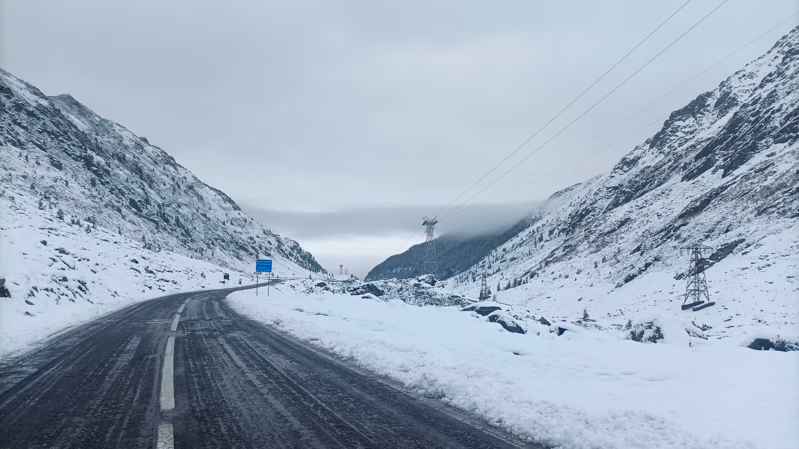 Transfăgărășanul acoperit de zăpadă, închis în sectorul alpin