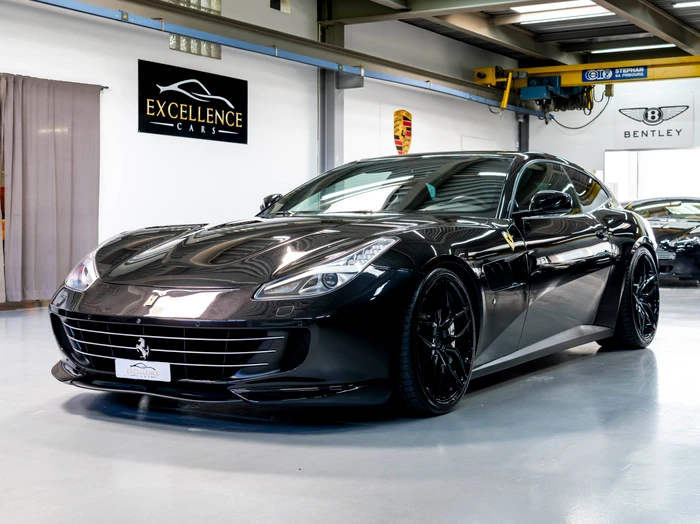 Ferrari GTC4Lusso noire chez Excellence Cars